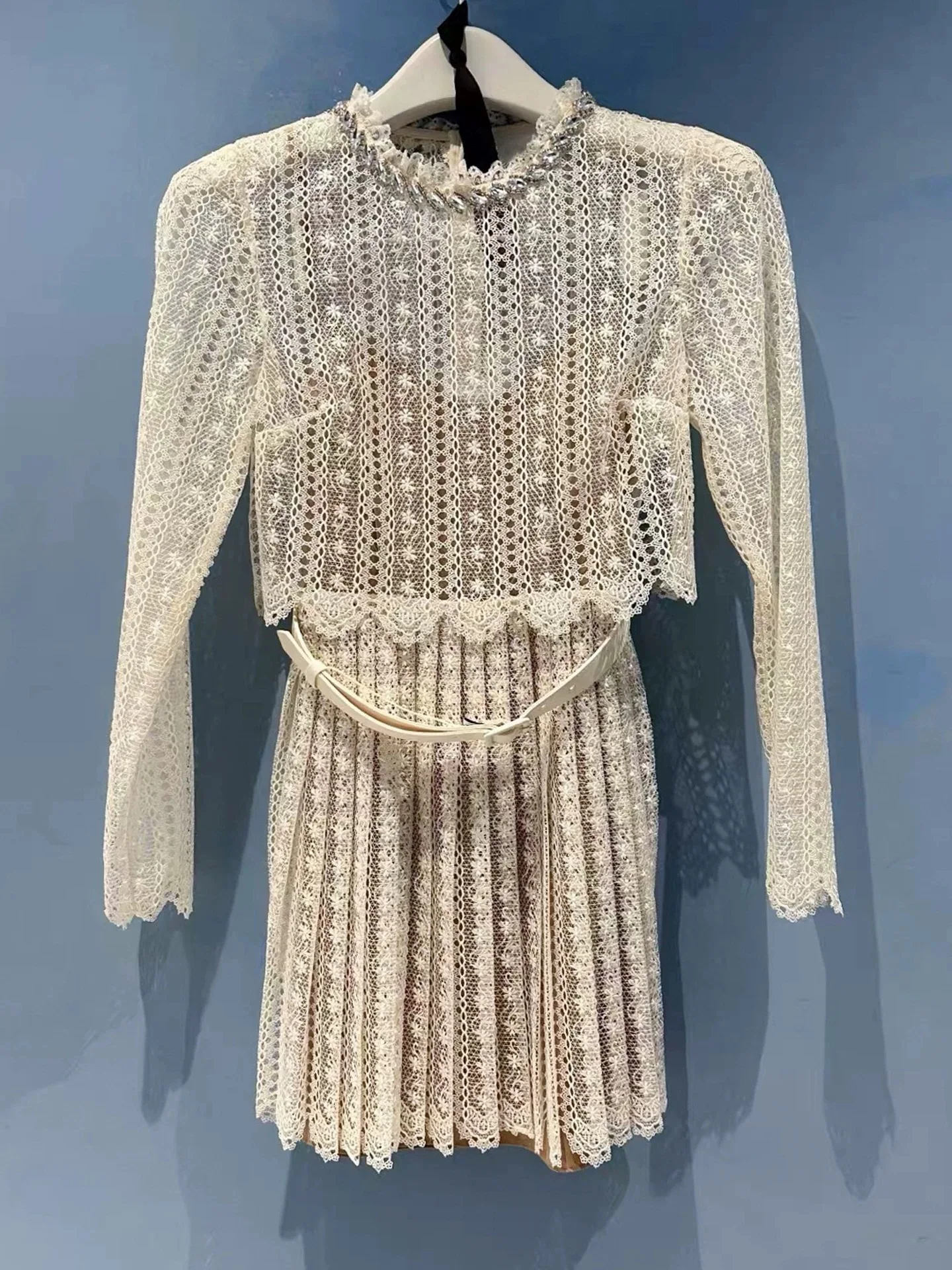 

Украшенное белое кружевное платье из двух частей с длинными рукавами и круглым вырезом, стильное и элегантное плиссированное платье для женщин.