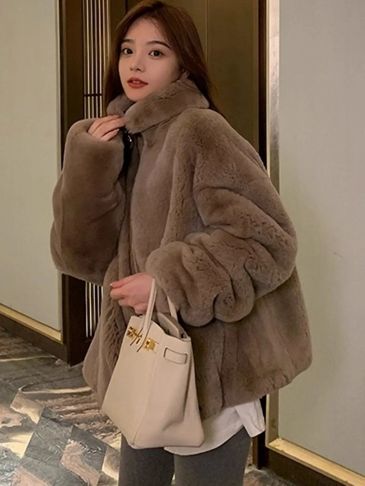 

Женская утепленная куртка оверсайз из искусственного меха под овчину, осенне-зимнее пальто с воротником-стойкой, хлопковая подкладка, экологичная имитация кроличьего меха