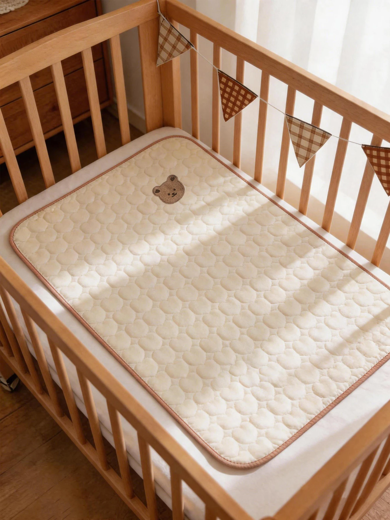 Waterproof Baby Changing Pad, Cute Bear Embroidery Reusable Crib Mattress Protector, Soft Breathable Washable Baby Mattress, Suitable for Newborns and Toddlers