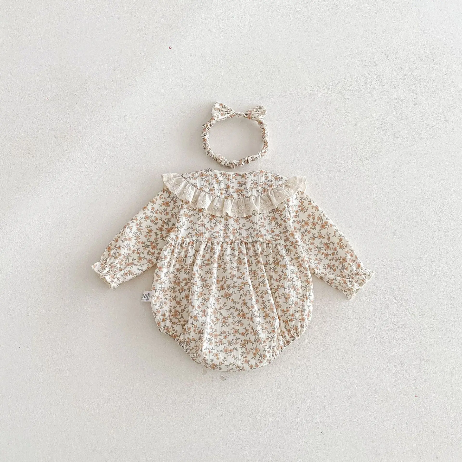ملابس الطفل 2026 ربيع الخريف جديد طفل الفتيات طويلة الأكمام داخلية الرضع الأزهار قطعة واحدة الملابس مع العصابات الشعر