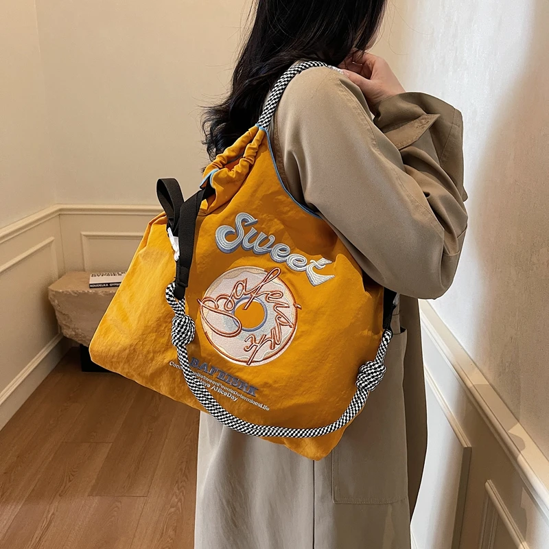 2025 Borse a tracolla e a tracolla con ciambella ricamate squisite di vendita calda primaverile Borse tote portatili solide di grande capacità per le donne