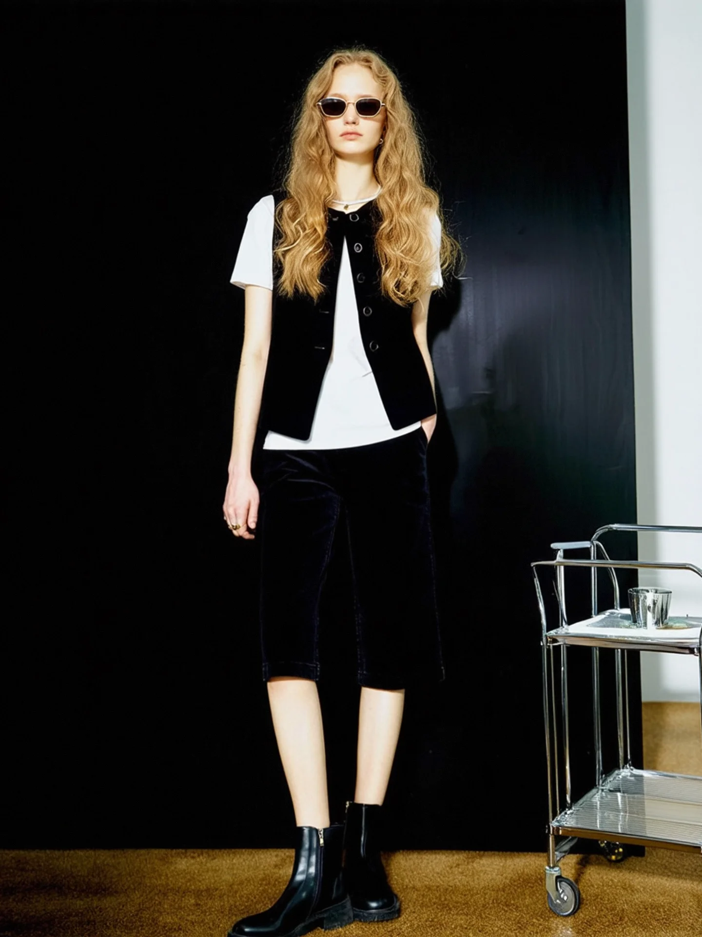

HUAAPPUW Minimalist Sleeveless Split Buttoned Vest Women's Single Wear Layered Top Early Autumn New Style Polyester Blend