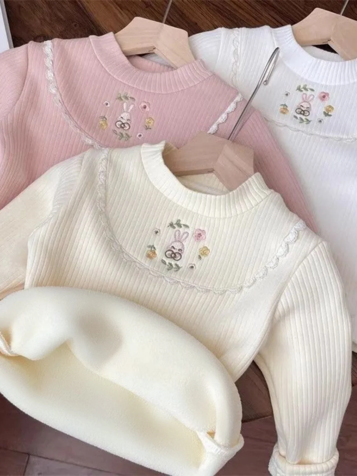 

Зимняя трикотажная футболка с высоким воротником и вышивкой для девочек, модная внутренняя одежда, шелковый топ для детей