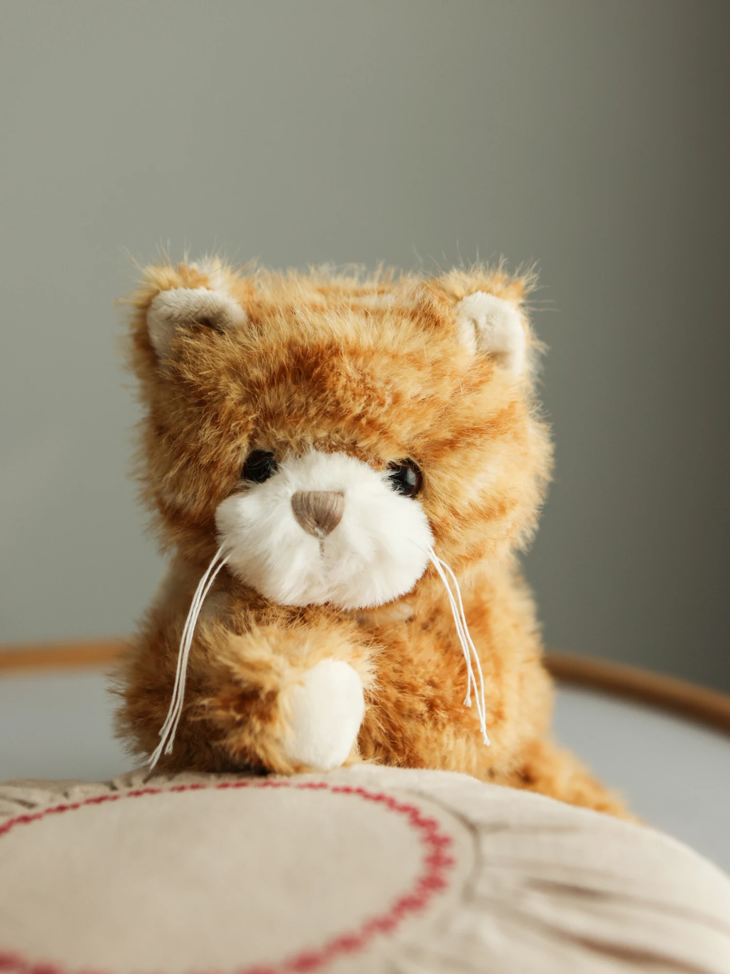 Juguete de gato de peluche suave, Animal relleno tabuloso naranja con cara bordada, gato marrón, muñeco suave, regalo cómodo para calmar el corazón