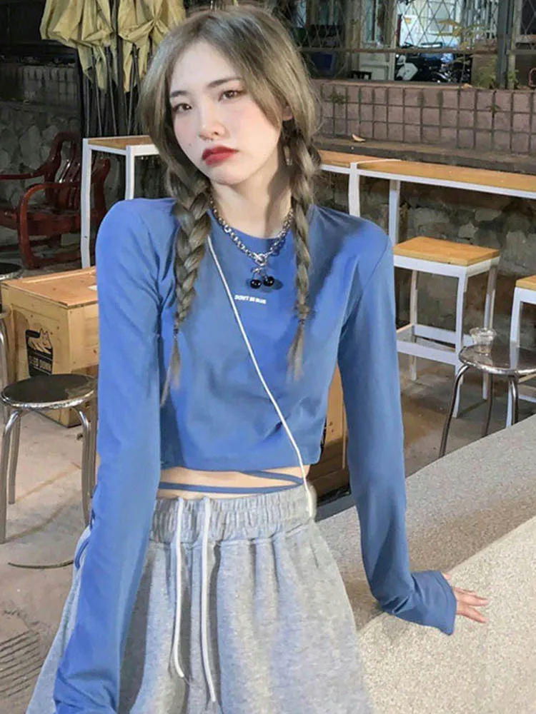 เสื้อยืดแขนยาวผู้หญิงดีไซน์เซ็กซี่ครอปท็อปแบบแบนเดจที่แพร่หลายเสื้อฮาราจูกุออลจังสตรีทฤดูใบไม้ผลิ