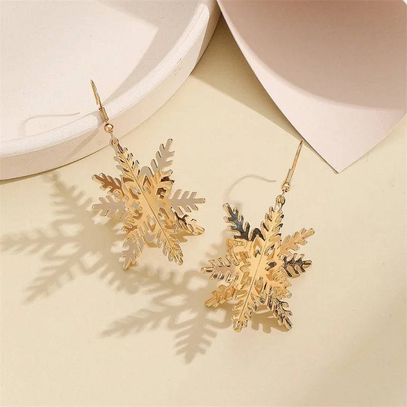 Exquisite goldfarbene 3D-Weihnachtsbaum-Anhänger-Ohrringe für Damen, modische hohle Schneeflocken-Ohrringe, Schmuck für die Neujahrsparty. – Detail 7