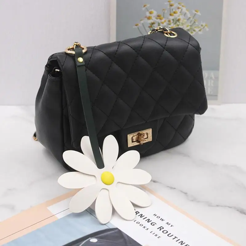 Cute Daisy Keychain Floral Charm Key Chain Pendant Chic Keychain Jewelry Decor PU Leather Key Charm Cute Ornament For Keys