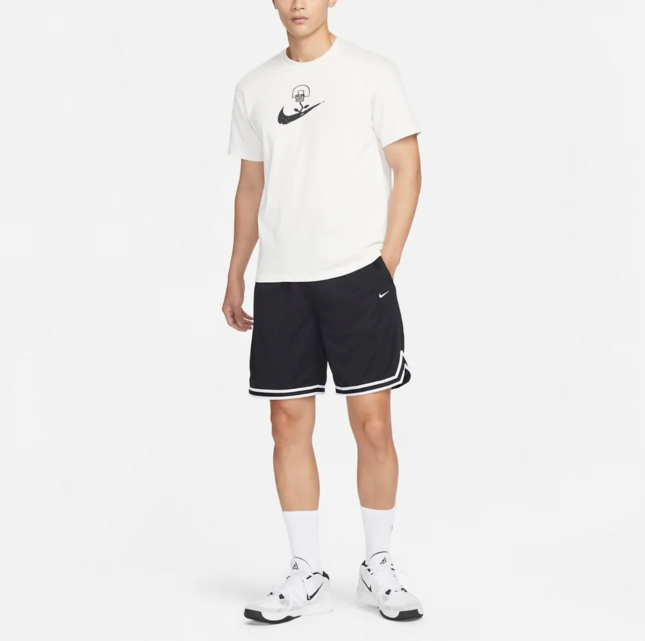شورت كاجوال من Nike Dri Fit DNA سريع الجفاف لكرة السلة بخمس نقاط للرجال باللون الأسود