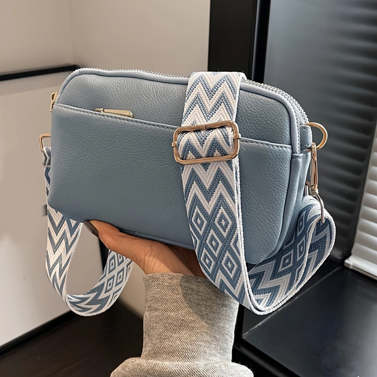 

Повседневная и универсальная женская сумка через плечо, нишевый дизайн, однотонная, элегантная маленькая квадратная сумка, модная сумка через плечо.