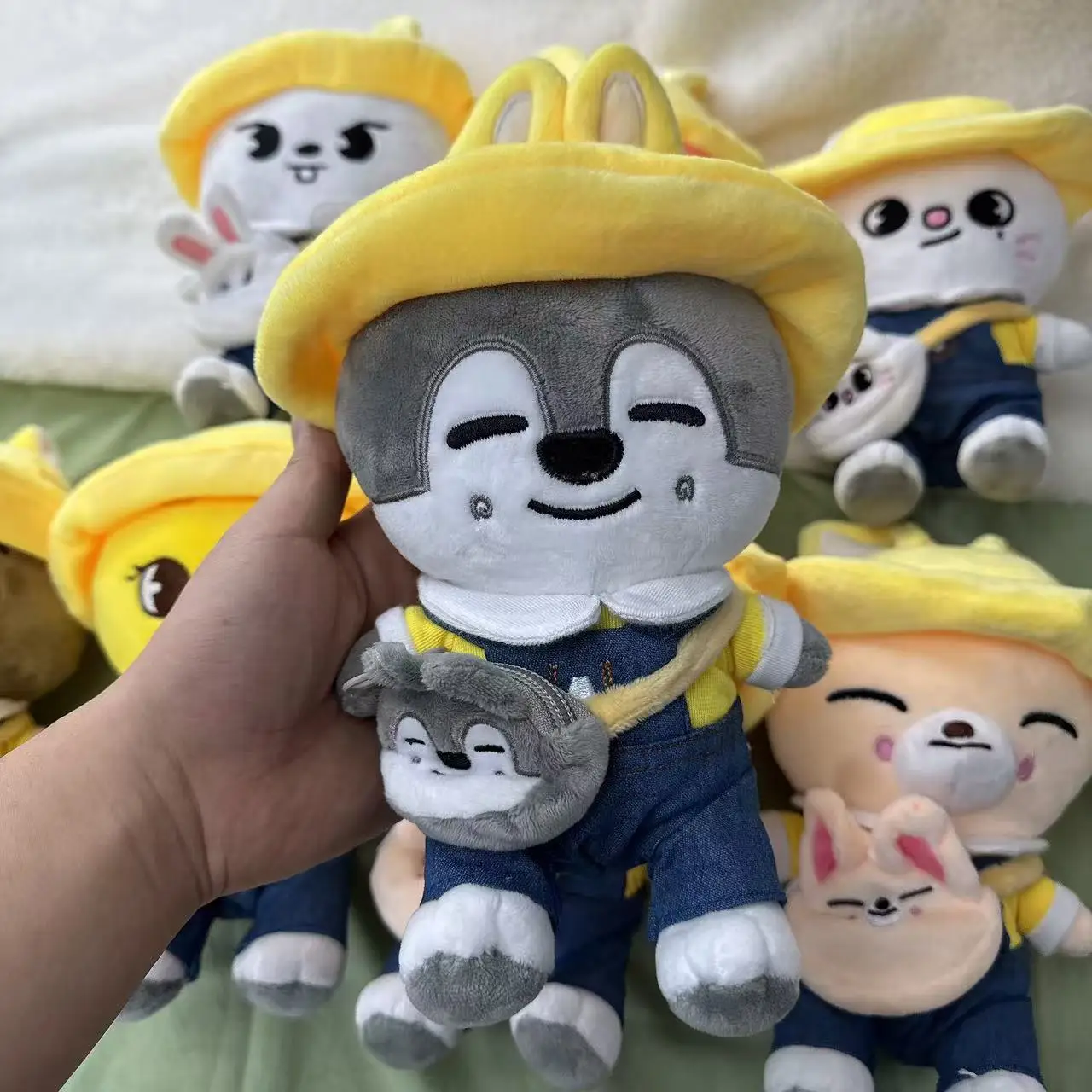 Novo skzoo primavera jardim de infância dos desenhos animados bonito crianças vadios pingente de pelúcia boneca sentada presentes do feriado