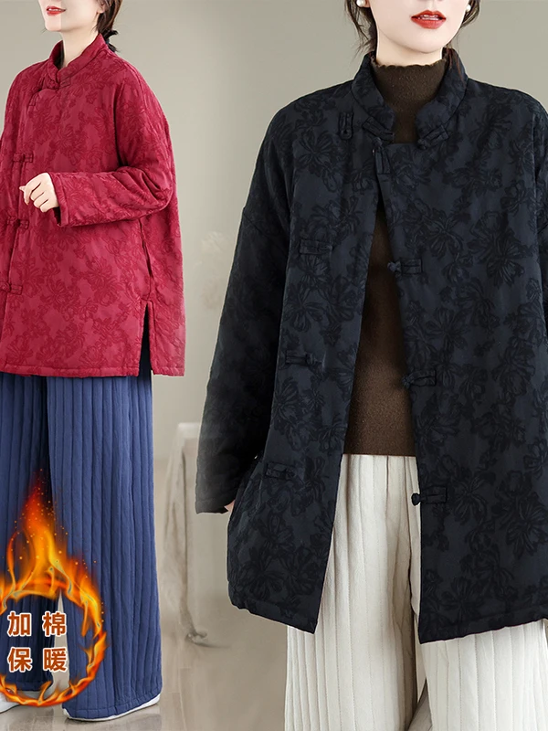 سترة نسائية فضفاضة بنمط صيني قديم من القطن مع تفاصيل الأزرار وتطريز زهور حمراء وياقة عالية مبطنة لفصلي الخريف والشتاء