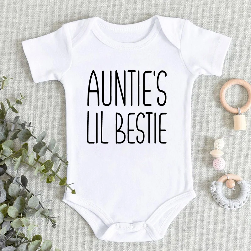 بدلة أطفال مطبوعة بأحرف مضحكة من Auntie's Lil Bestie كاجوال للأطفال الرضع بأكمام قصيرة رومبير لحديثي الولادة