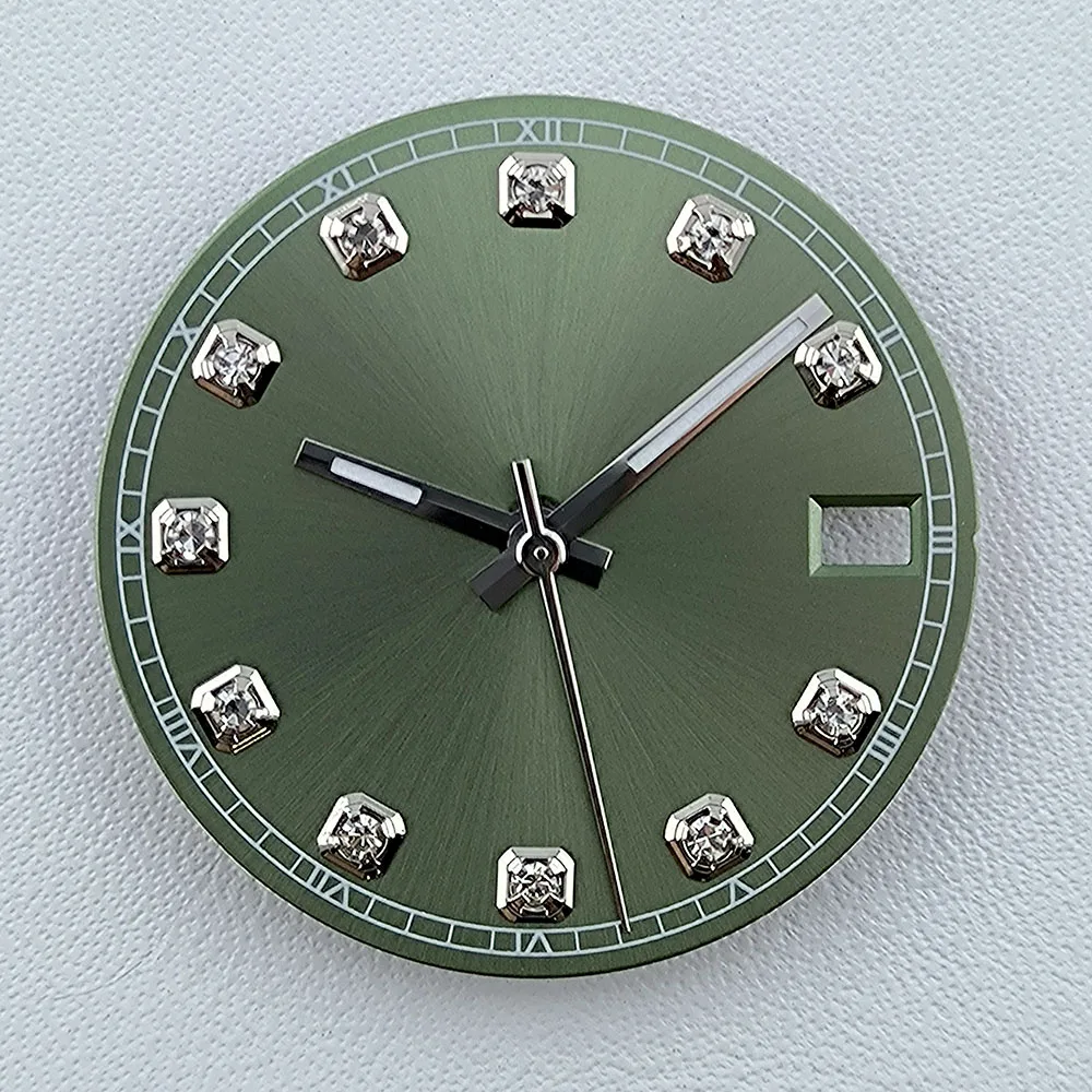 Циферблат NH35 28,5 мм. Циферблат с индивидуальным логотипом. Алмазный индекс. Совместим с механизмом NH35. Вставка корпуса с заводной головкой на 3 часа.