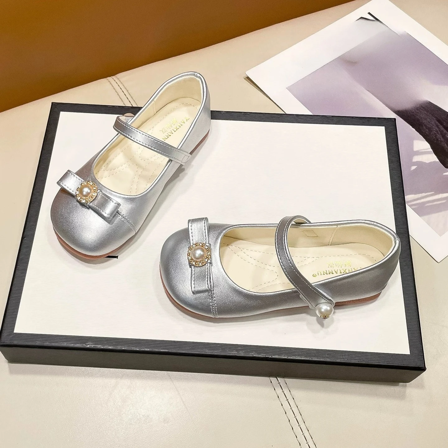 Mädchen Glänzende Schleifen-Lederschuhe 2026 Neue Herbst-Kleinkind-Mary-Jane-Flats Weiche Sohle Trendige Prinzessinnen-Mädchen-Party-Hochzeitsschuhe – Detail 5