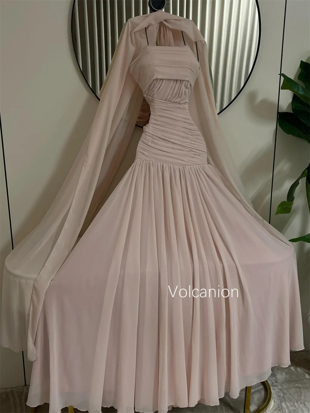 Sukienki na zamówienie: plisowane, szyfonowe, w stylu pastorałnym, o kroju litery A, bez ramiączek, długie, na specjalne okazje, na powrót do domu, klasyczne, wysokiej jakości.