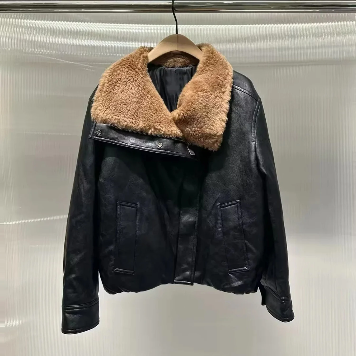 

High-End Women's down Jaet ort Coat with Large Fur Collar Splicing Design in Napa Leather Retro Sle Winter Outerwear