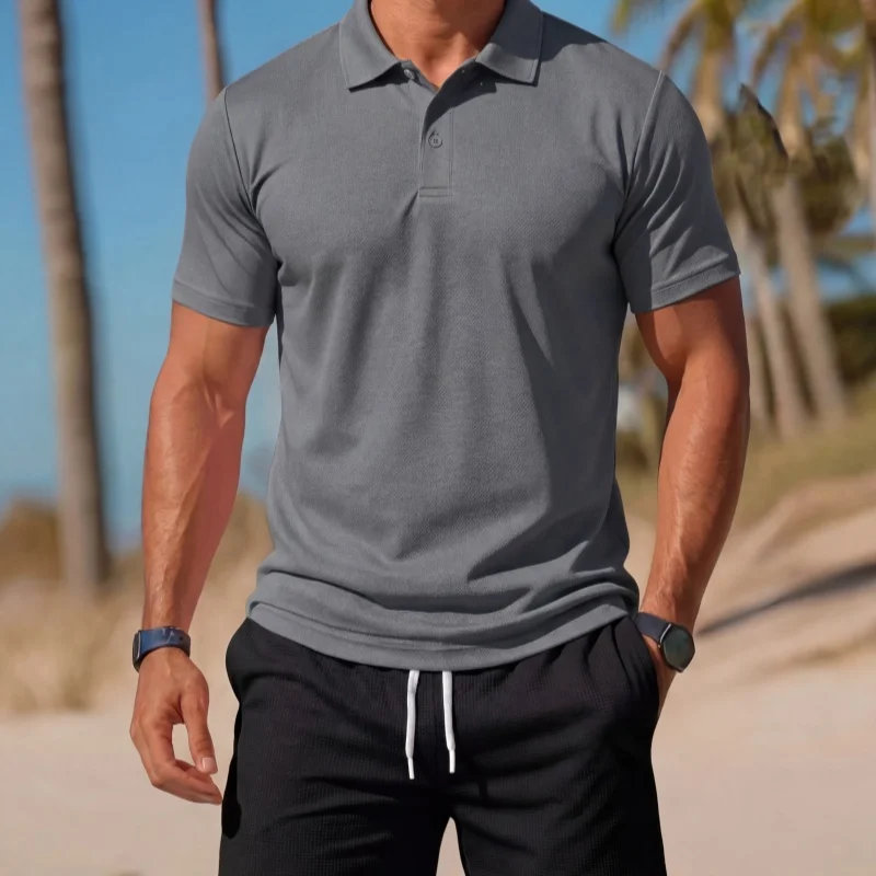 

Летний повседневный универсальный комплект из двух предметов: модная рубашка-поло с коротким рукавом и V-образным вырезом на пуговицах + дышащие сетчатые шорты, мужской спортивный костюм