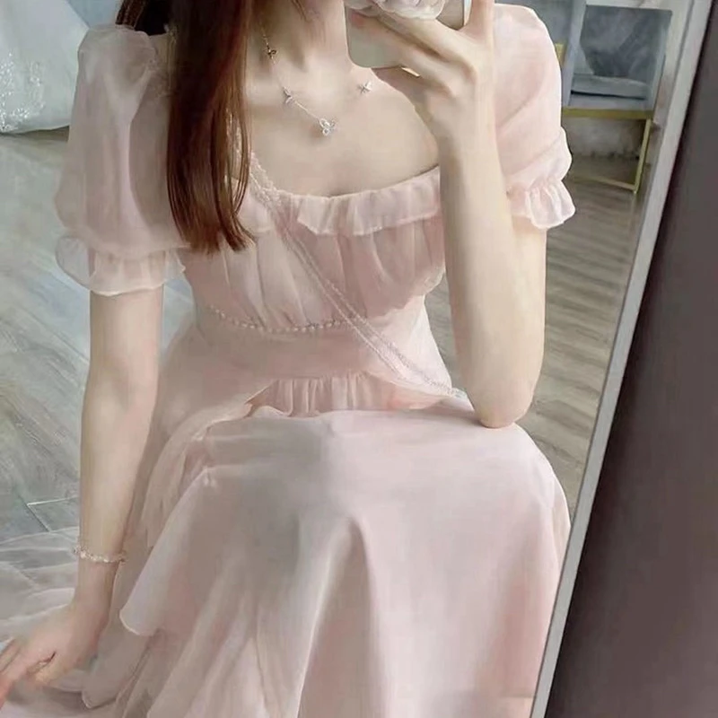 Französisches Damenkleid in Rosa mit eckigem Ausschnitt und Rüschenkante, Sommerkleid mit hoher Taille und schmaler Passform, zartes Feenkleid für den Urlaub – Detail 4