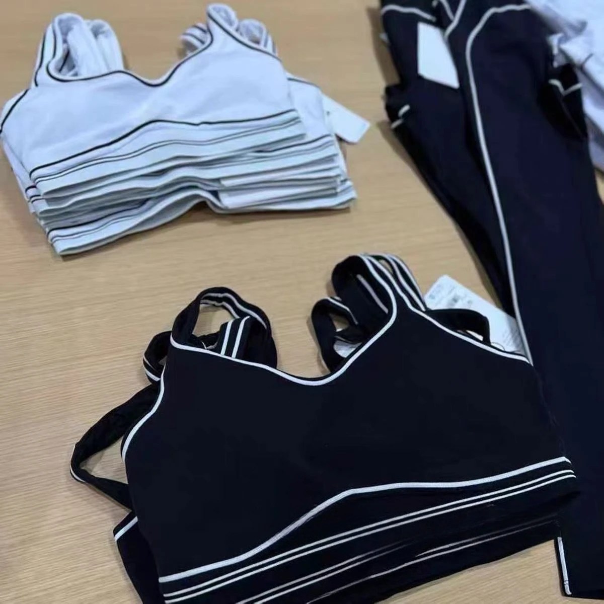 

lo Yoga Women Casual Sports Set with Chest Pad Training Underwear Elasticity High Waist Seamless Fitness Leggings Two-piece Set