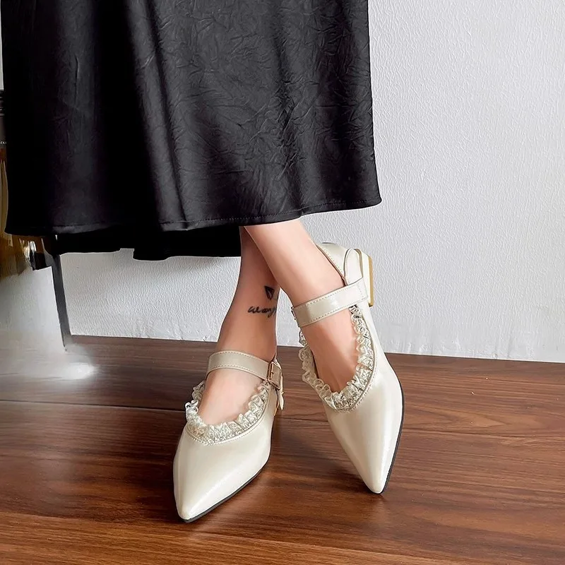 Туфли на низком каблуке. Новые осенние туфли с острым носком и кружевной отделкой. Однолинейная пряжка. Мягкая подошва. Нескользящие туфли на блочном каблуке.