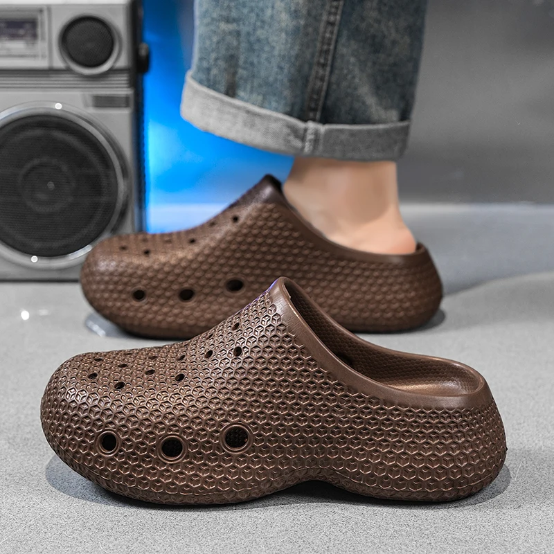 A Pair of Men's New Style Clogs, Wear-Resistant, Non-Slip, Sporty Beach Shoes, Comfortable, Stylish, and Simple Men's Shoes for Outdoor Wear