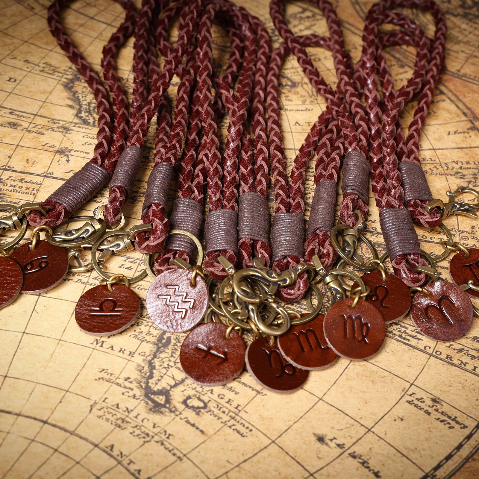 Vintage Echtleder Handgefertigter Schlüsselanhänger Handgewebtes Rindsleder Geschenk für Männer & Frauen mit Sternzeichen-Messinghaken Rucksack-Accessoire – Detail 9