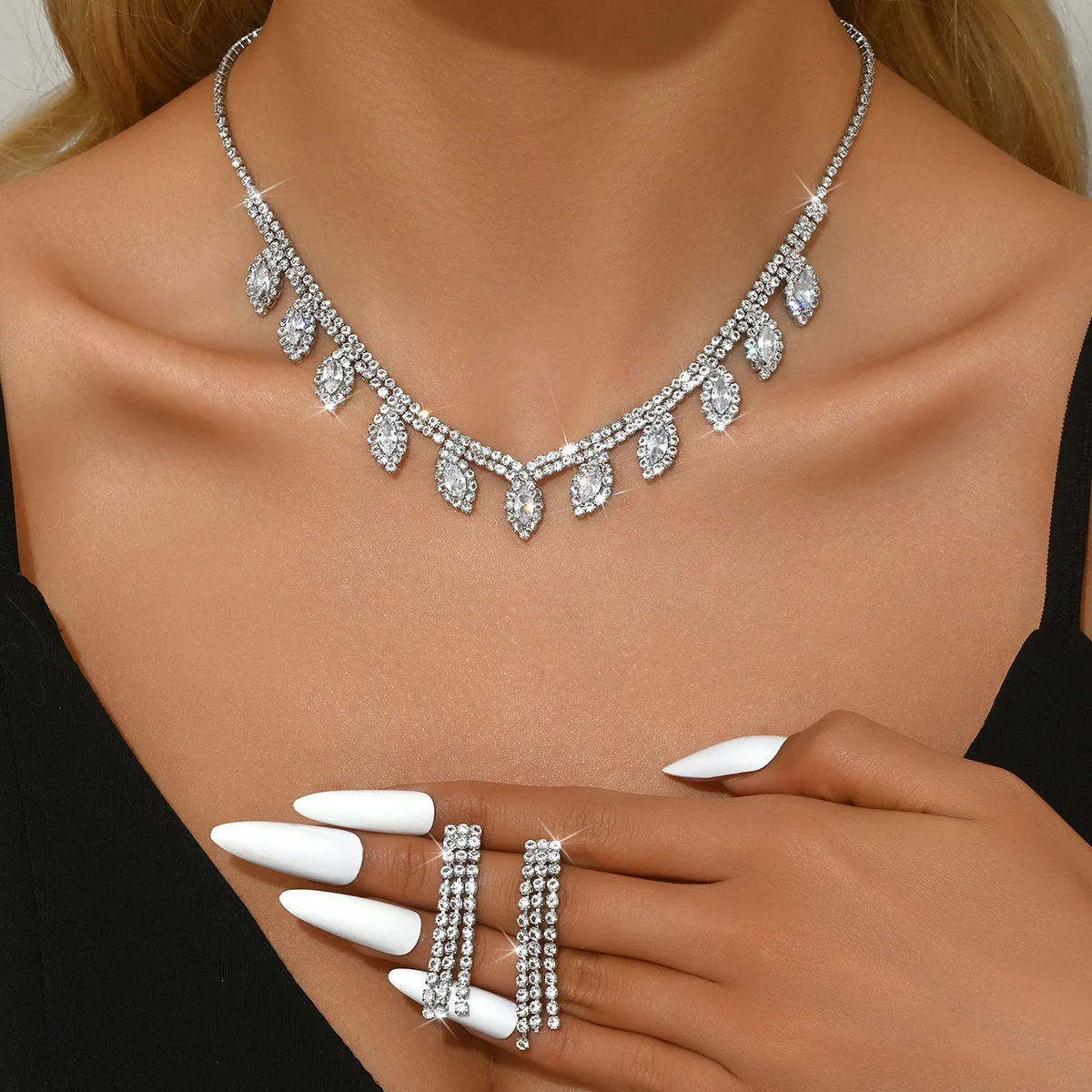 

Diamond-studded necklace and earrings set - wedding and banquet headpiece accessory - bridal jewelry accessory set