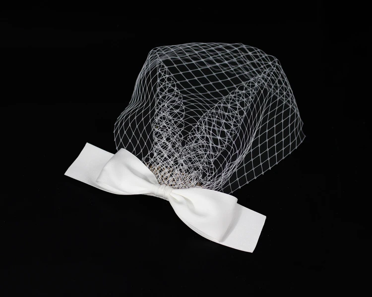 FATAPAESE Modern Curly Wedding Fascinator with Small Bow and Delicate Vveiling Sinamay White Hat Headdress Bridal Headpiece