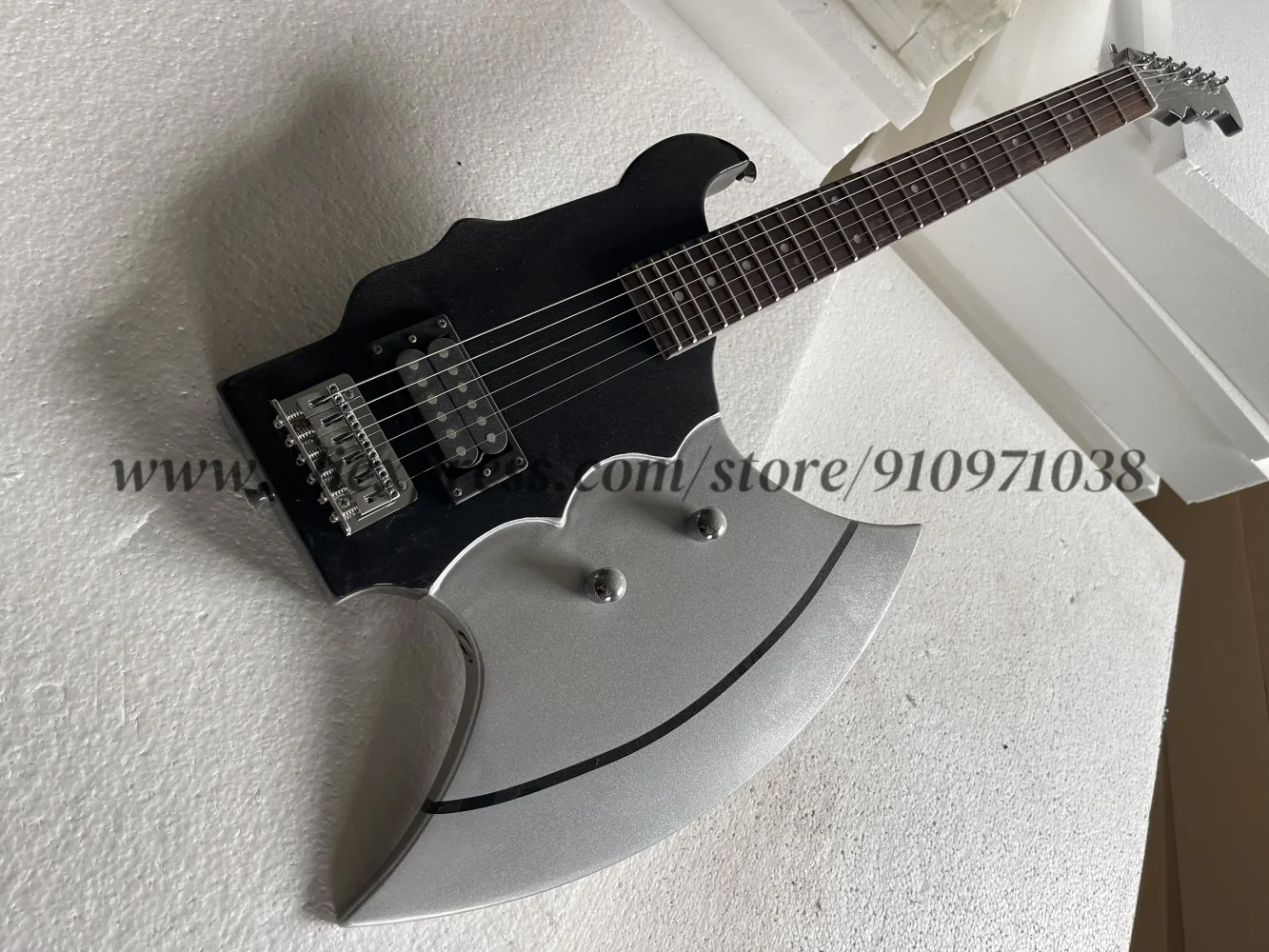 Black guitar, silver-painted body, fixed bridge, axe-shaped guitar, single tremolo bridge, H pickup, customizable