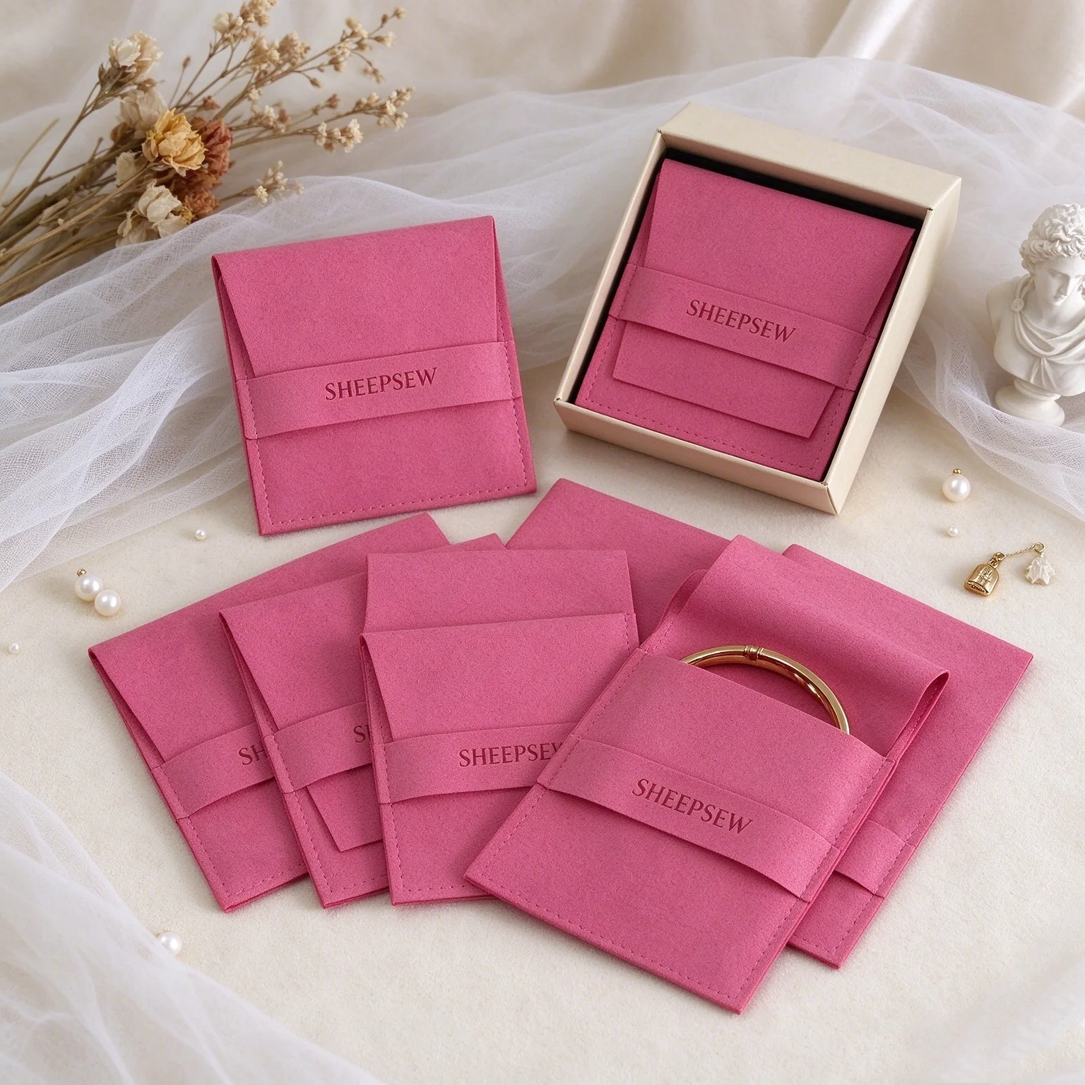 SHEEPSEW 50/100Pcs Custom Logo Microfiber Envelope Velvet Jewelry Pouch Rose Beige Pink Strip Bag for Rings Earrings Pendant Nec