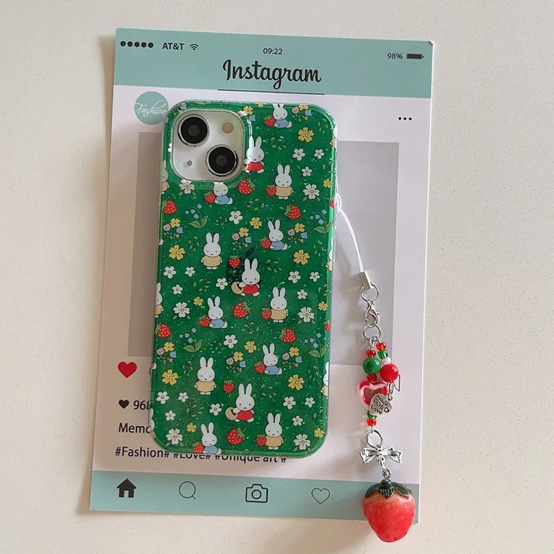 Miffy เคสโทรศัพท์ Kawaii ดอกไม้สีเขียว Miffy กระต่ายการ์ตูนเคสโทรศัพท์เหมาะสําหรับ Iphone 16 Pro Max นําจี้สตรอเบอร์รี่