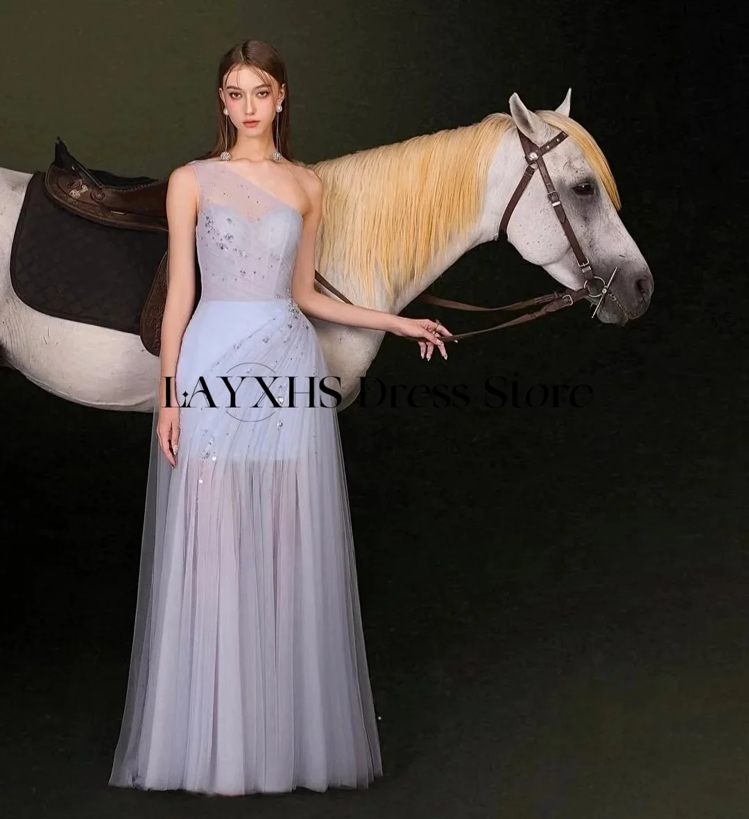 LAYXHS Neuartiges lila One-Shoulder-Abendkleid Tüll A-Linie Perlenschal Heimkehrkleid Maßgeschneidert فسات musica