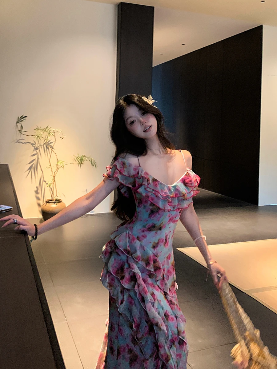 ReddaChic Unregelmäßiges Rüschen Flowy Blumenkleid Damen Spaghettiträger Kalte Schulter Split Maxi Langes Kleid Cocktail Sommerkleidung