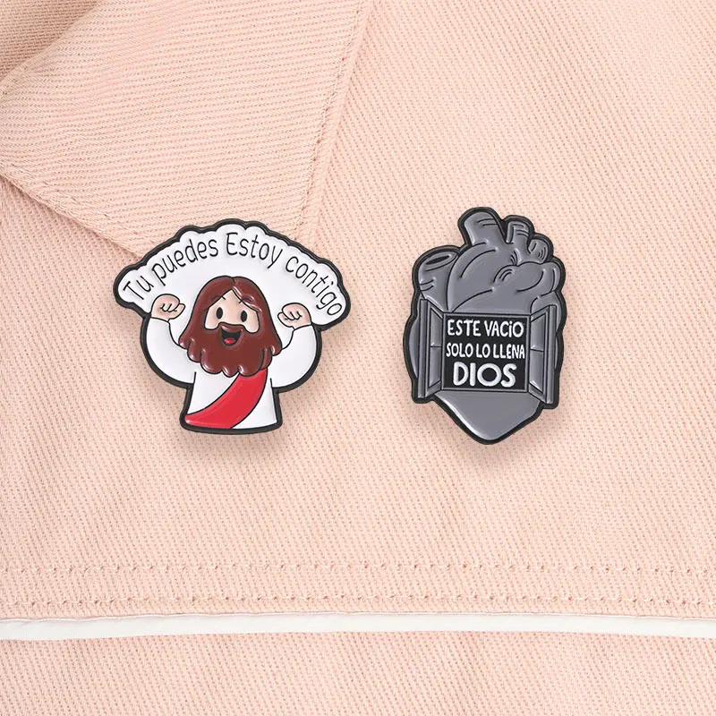 Spanische Jesus-Glaubens-Emaille-Anstecknadel: Cartoon-Jesus „Tu Puedes Estar Conmigo“ und Herzfenster „Este Vacío Solo Lo Llena Dios“ Brosche/Abzeichen – Detail 9