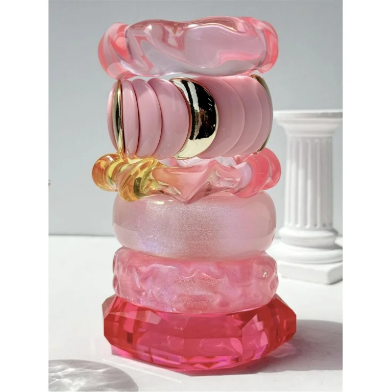 Transparentes, glänzendes, rosafarbenes, geometrisches, unregelmäßiges Spiralen-Armband, quadratisches, rundes Harz-Armband, Sommer- und Urlaubsdekoration am Meer, Schmuck
