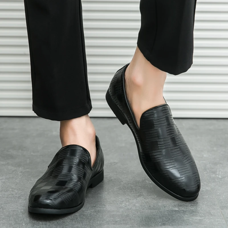 

Korean Version Men Versatile Casual Shoes with Embossed Business Attire Simple Driving and Office Style One Foot on Le Fu Shoes