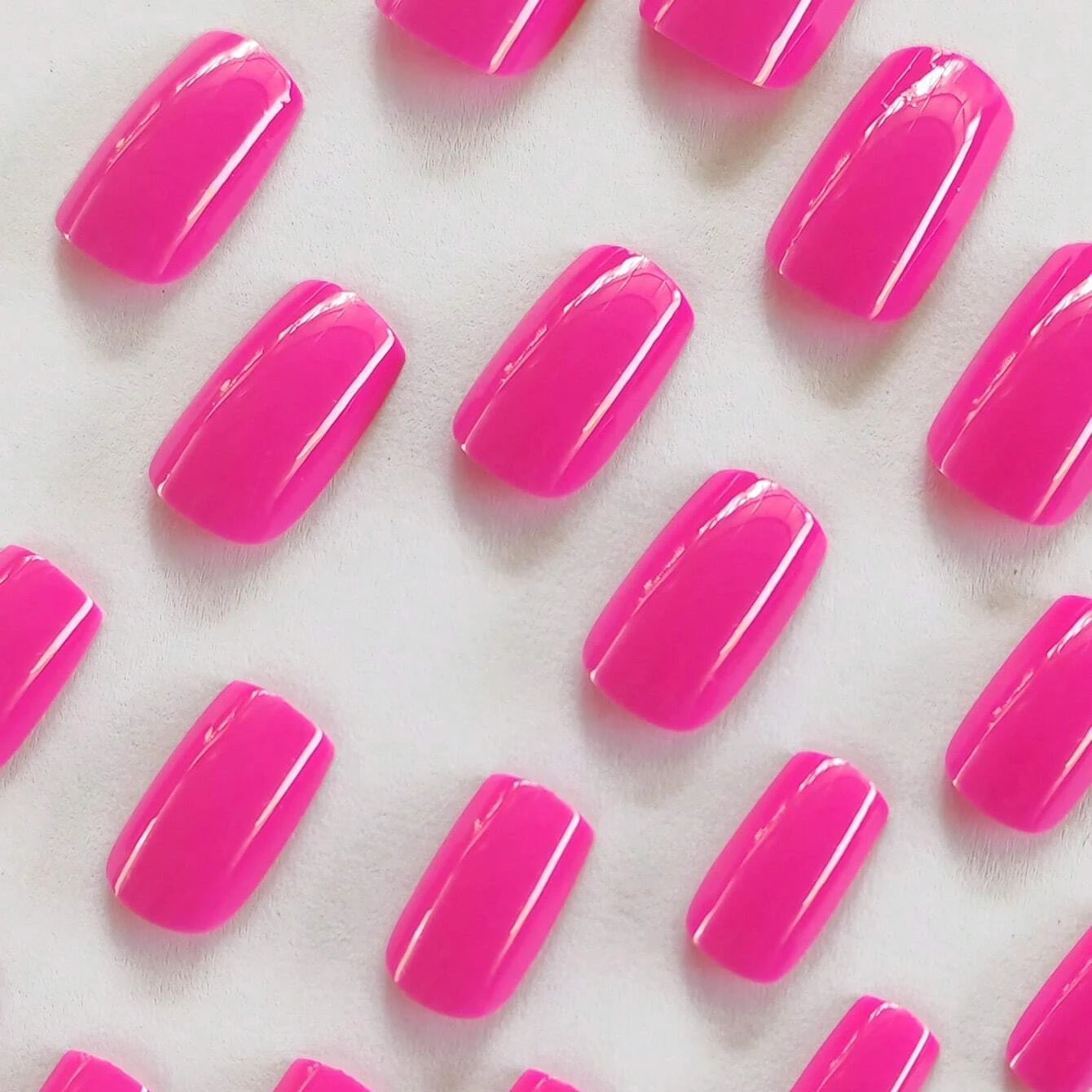 ARTAUG 24-teiliges mittelgroßes quadratisches weißes 3D-Stereo-Nagelset mit hoher Sättigung zum Aufdrücken, vollständige Abdeckung, künstliches Nagelset für stilvolle Frauen und Mädchen – Detail 3
