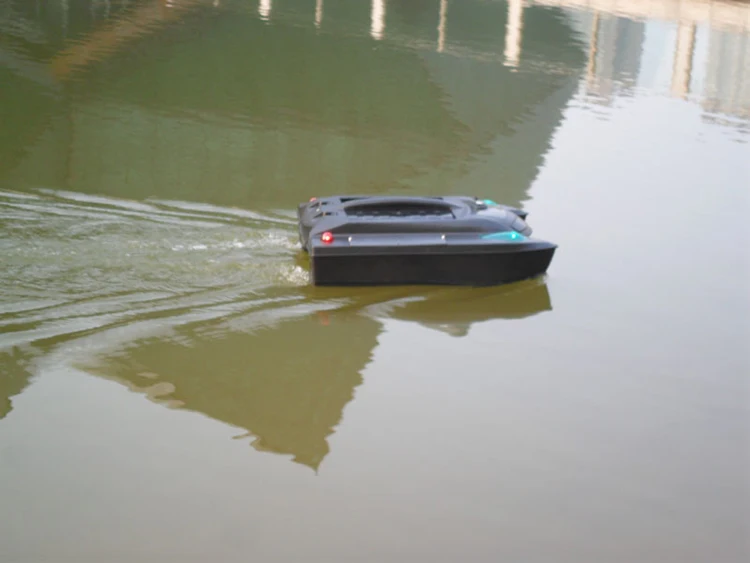 قوارب طعم صيد السمك RC قابلة لإعادة الشحن وجهاز التحكم عن بعد