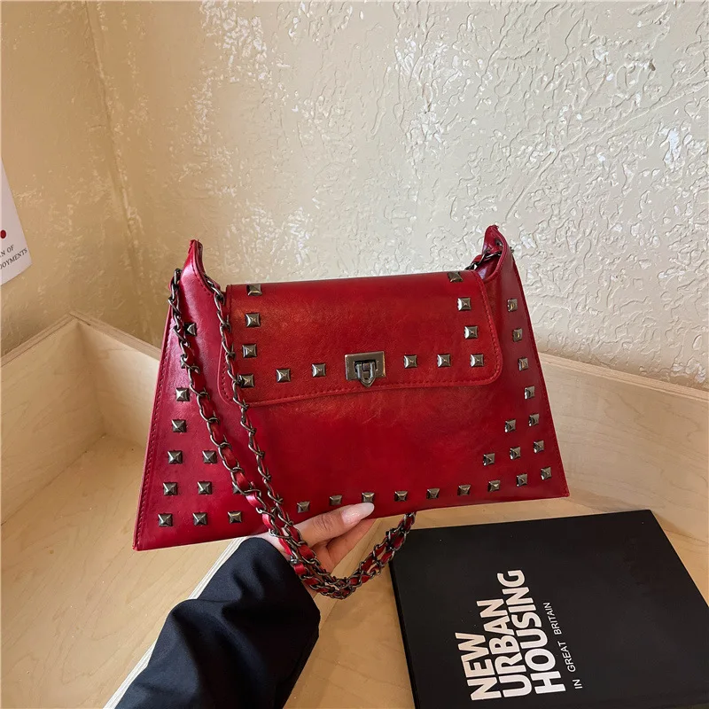 Vintage Chic Rivets Chain Bag Timeless Turn-Lock Leather Shoulder Purse for Trendy Women Versatile Daily Companion Crossbody Bag
