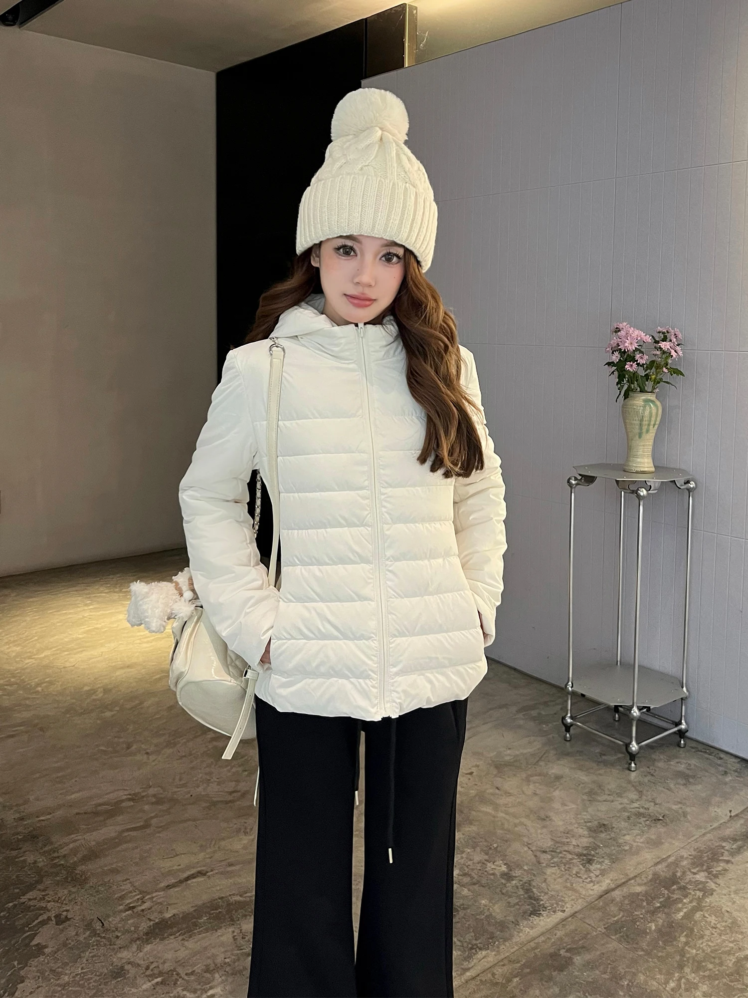 

MOXI Нежный и милый белый пуховик с высокой талией, воротником-стойкой, капюшоном, приталенный, женский, с розовым дизайном в виде реберной кости груди