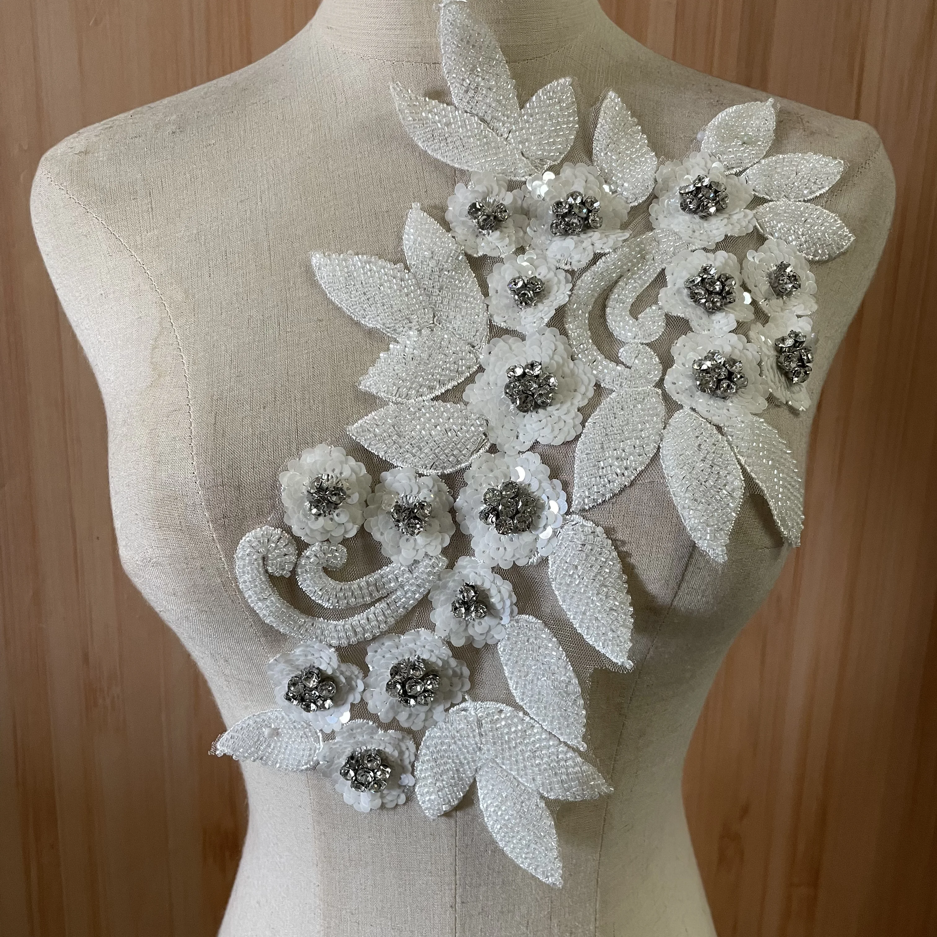 2022 new White Applique Beaded Flower Lace Applique Sewing Bridal Wedding Trims Motif Embroidery 21*35cm