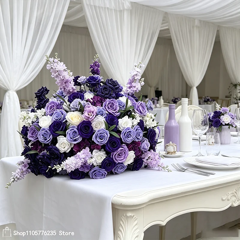 Lila-weißes künstliches Blumenarrangement für Hochzeitsgang, künstliche Rosen und Rittersporn als Tischdekoration für Hotelbankette und Veranstaltungen. – Detail 2