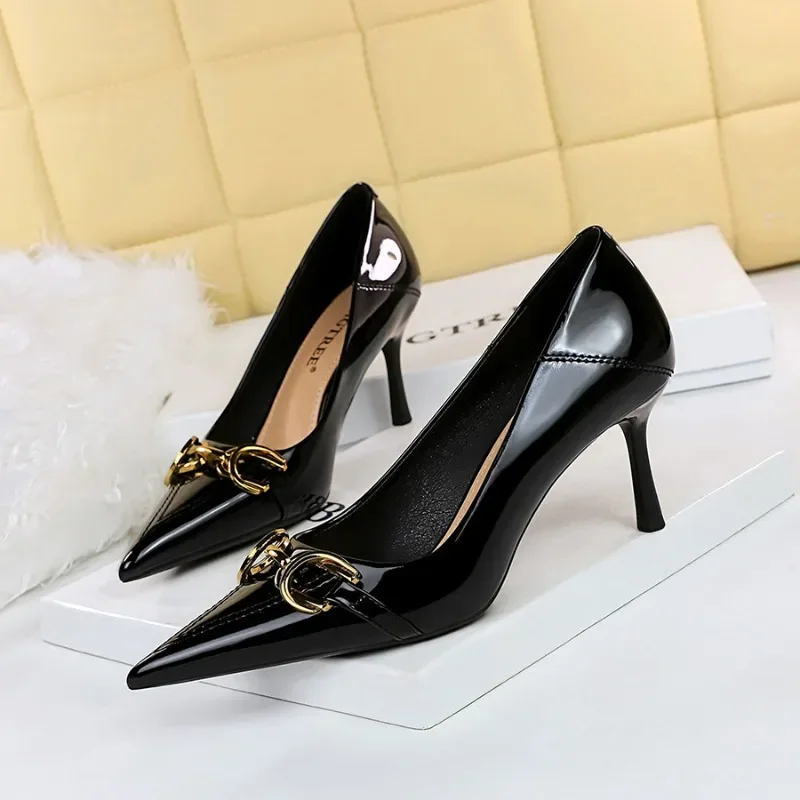 2024 New Korean Fashion Banquet High Heels with Shallow Mouth Lacquer Leather Metal Buckle Decoration Single Shoes for Women