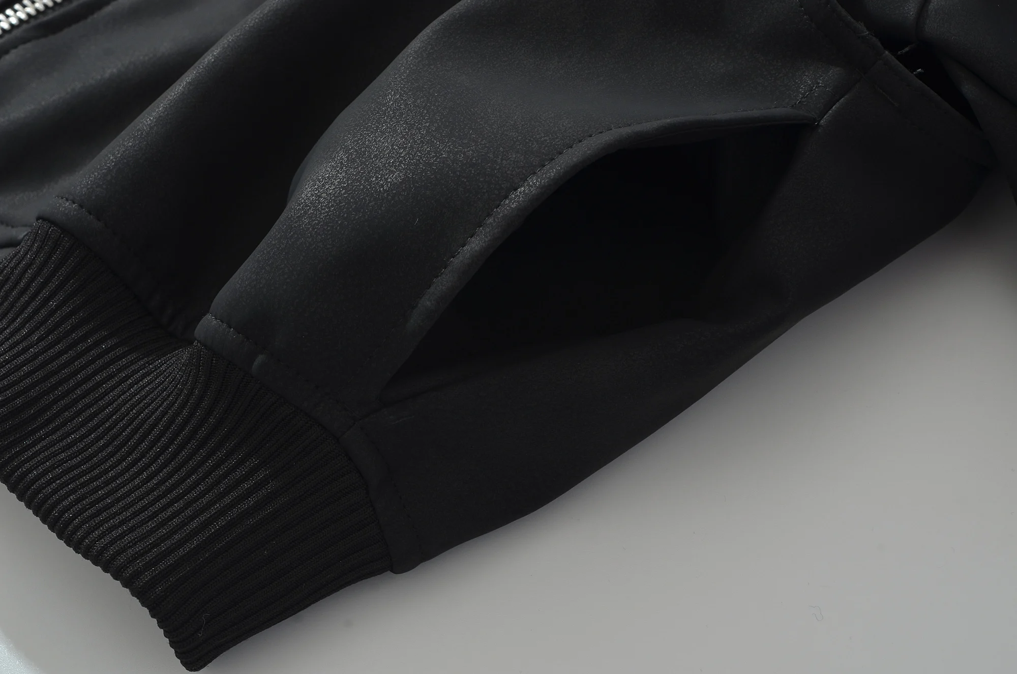 جديد 2025 معطف جلد PU عتيق رائع بياقة على شكل طية صدر السترة للنساء جاكيت منفوخ بحاشية مرنة ملابس خارجية فضفاضة باللون الأسود