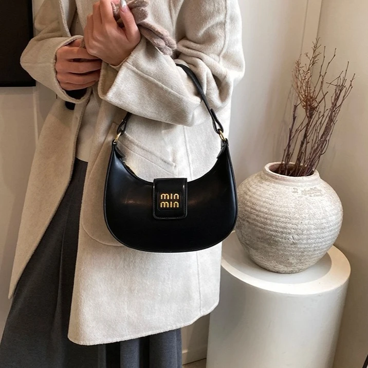 

Paris Fashion Designer High Sense Retro Small Bag Women's 2026 New Winter Hot-selling Commuter Messenger Bag Shoulder Armpit Bag