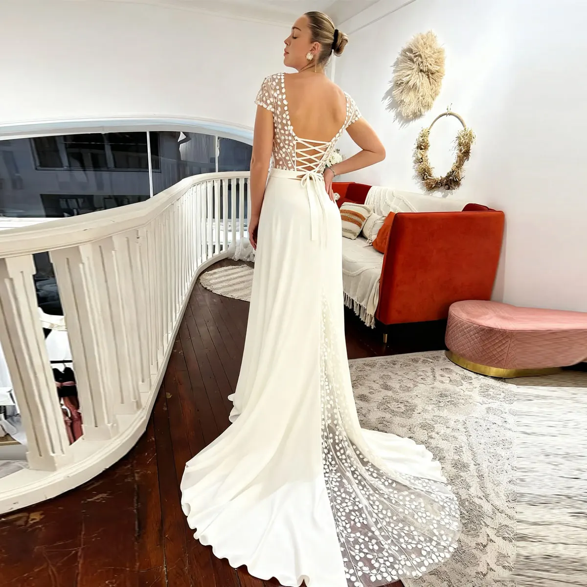 ชุดแต่งงานผ้าชีฟองลูกไม้แบบเปิดหลังสำหรับเจ้าสาว ชุดเดรสยาวผ่าข้าง คอวี สำหรับผู้หญิง