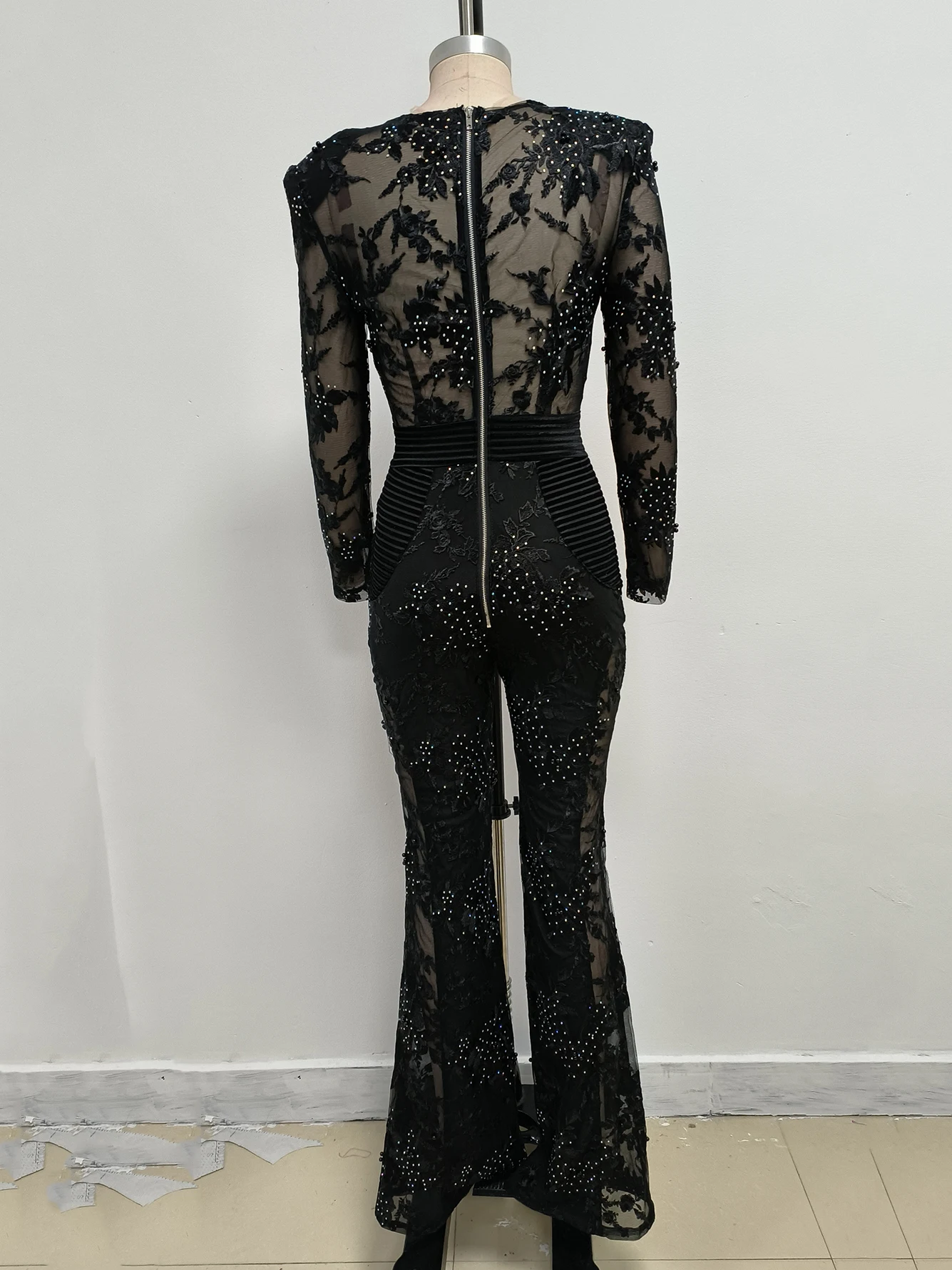 Jumpsuit hitam wanita 2025 kualitas tinggi Jumpsuit lengan panjang leher-v seksi jaring tembus pandang bunga 3D Jumpsuit pesta berlian berkilau