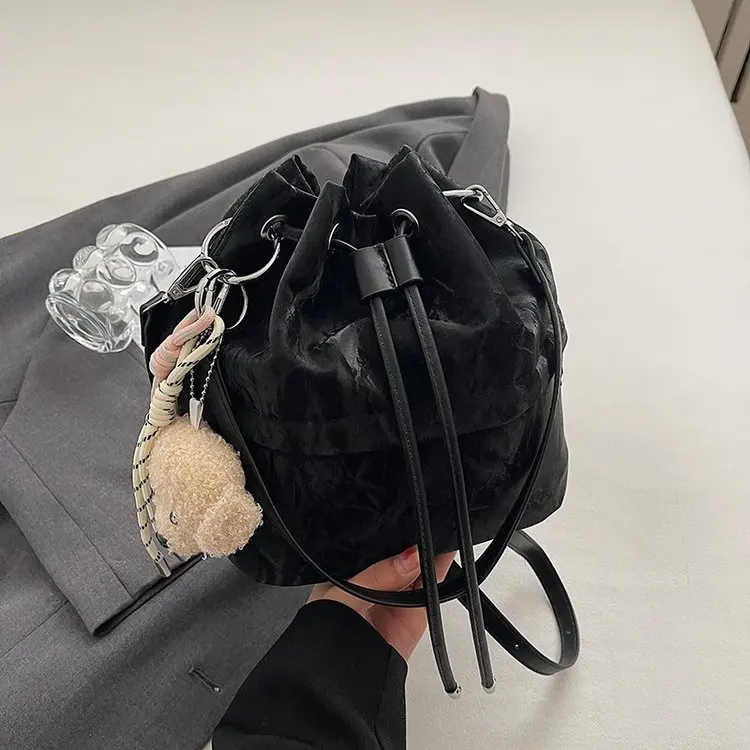 

Новая модная портативная сумка-ведро 2026 года: универсальная женская сумка через плечо в корейском стиле, трендовая сумка-мессенджер в иностранном стиле