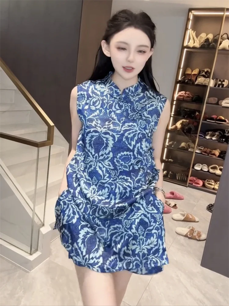 

2025 Summer New Chinese Style Women's New Chinese Style Blue Printed Pan Button Sleeveless Top Casual Shorts 2Piece Set