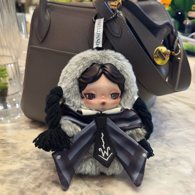 

Новинка 2025 года: Хит продаж! Оригинальный плюшевый брелок Popmart Skullpanda Wednesday в школьной форме колледжа Nefertmore